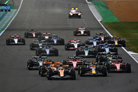 イギリスGPで大活躍したマクラーレン。スタートでトップを奪ったランド・ノリス（写真先頭）は、セーフティーカー後に不利なハードタイヤを履くも善戦し、ルイス・ハミルトンのメルセデスから見事2位の座を守り切った。前戦オーストリアGPに持ち込んだアップデートパーツの成果もあってか、予選では同じパワーユニットを搭載する本家メルセデスをしのいだばかりか、今季最強のレッドブルに次ぐグリッドを奪うことに成功。ノリスは自身3度目のフロントローとなる2位からスタートし、今シーズン初の表彰台をものにした。新人オスカー・ピアストリは予選3位からそのポジションをキープするも、セーフティーカー前にタイヤ交換したことでハミルトンに3位を奪われてしまった。このレースで30点を獲得したマクラーレンは、コンストラクターズランキング5位に躍進した。（Photo=Getty Images / Red Bull Content Pool）