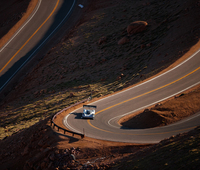 150以上のカーブで構成されるPPIHCのコースを駆け上がる「I.D. Rパイクスピーク」。F1マシンをしのぐ加速力（0-100km/h加速2.25秒）で、8分57秒の記録更新を目指す。