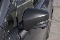 ドアミラーにはカーボン調の装飾があしらわれている。