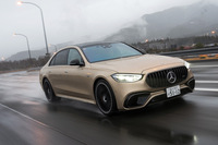 リアに搭載される400Vのバッテリーは、容量は13.1kWhと小さめだが、連続出力80kW、最高出力140kW（10秒間）と、充放電能力の高さが特徴。高負荷状態でも性能が落ちないよう、バッテリーセルを直接冷却する液冷式の冷却システムが装備される。