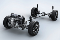 「ZR-V」は純ガソリン車でもハイブリッド車でも、4WD車の駆動システムにはいわゆる“機械式4WD”を採用。独立したリアモーターで後輪を回すのではなく、プロペラシャフトで後輪に動力を伝達する仕組みを用いている。（写真は北米仕様車「HR-V」のパワートレイン／ドライブトレイン）
