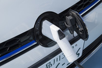 フロントの「VW」エンブレムの裏には、3kWと6kWに対応した普通充電用のソケットが備わる。リアフェンダーの後ろ、ガソリン車では給油口にあたるところには、急速充電用ソケットが設置される。