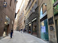 夕刻のシエナ旧市街。元F1パイロットであるアレッサンドロ・ナンニーニの実家がかつて開業したカフェがあるメインストリートで。住み始めて以来、見たことがないほどの閑散ぶりだ。