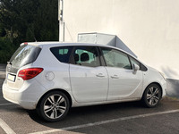 もちろん、欧州車にもマニエリスム的デザインは見られた。これは2010～2017年の2代目「オペル・メリーヴァ」。サイドウィンドウおよびキャラクターラインがこうした形状になっている理由を即座に理解できる人は少ないと思われる。