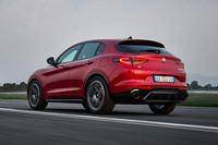 「アルファ・ロメオ・ステルヴィオ」の新グレード「スプリント」発売の画像