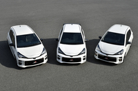 「トヨタ・ヴィッツ」のスポーツコンバージョンモデル3車。写真左から、「ヴィッツGRスポーツ“GR”」、「ヴィッツ“GRMN”」（プロトタイプ）、そして「ヴィッツGRスポーツ」。