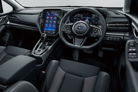 内装は黒を基調に各部にシルバーステッチを採用。センターアームレストのソフトパッドなどは省かれるが、質感が低いという印象はない。シート表皮はトリコットとなる。（写真は「GT EX」）