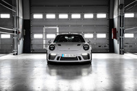 パワーウエイトレシオは2.75kg/psで、0-100km/h加速は3.2秒をマーク。最高速度は312km/hに達する。