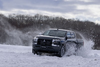 これはアジアクロスカントリーラリーの参戦ドライバー（三菱の開発ドライバーでもある）によるデモラン。「こんな運転を何日も続けていますが、ボディーがまったくへこたれません」とのこと。