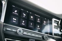 センターモニターのサイズは7.1インチから10.9インチにアップ。乗員は、インターネットを介してさまざまな情報を得ることができる。