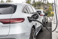 給電口は、右側のリアフェンダー部に設けられている。110kWの急速充電を行った場合、およそ40分で80％まで充電できる。