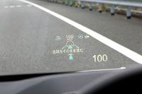 車速やADASの作動状態を表示するヘッドアップディスプレイ。通常の状態ではグリーン、ハンズオフ走行状態ではブルーと、各表示の色が切り替わる。