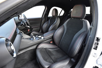 「クアドリフォリオ」にはレザーとアルカンターラからなる専用のスポーツシートが装着される。