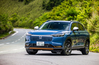 2024年4月25日に発表された「ホンダ・ヴェゼル」のマイナーチェンジモデルは「EXPAND YOUR LIFE（エクスパンド ユア ライフ）」をグランドコンセプトとし、走りや内外装のブラッシュアップが行われた。写真は新たに登場したタフ系グレードの「e：HEV X HuNTパッケージ」。