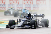 アルファタウリの角田裕毅（写真）にとって、GP2戦目は学ぶことが多い週末となった。最初のプラクティスでコースオフ、その後パワーユニットの電気系異常よるパーツ交換を挟み、予選Q1では手痛いミスで壁にヒット、ギアボックスが真っ二つに割れるほどマシン後部を大破させ最後尾スタート。レースでは赤旗中断前に10位まで挽回するも、早々に単独スピンを喫し、さらにトラックリミットを度々越えてペナルティーを受け、結果12位。僚友ピエール・ガスリーは2戦連続で予選5位と好位置を得たが、レースでは序盤にフルウエットタイヤで苦戦しズルズルと後退、その後ポジションをなんとか上げて7位完走。（Photo=Getty Images / Red Bull Content Pool）