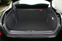 荷室の容量は、標準時で321リッター。後席を倒せば、639リッターにまで拡大できる。（画像をクリックするとシートの倒れるさまが見られます）
    