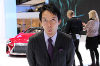 レクサスのスピンドルグリルを顔で表現してみました。