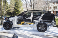 試乗会場に展示された、「Fペース」のカットモデル。車体の80％にアルミニウムが用いられている。