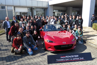 マツダR&Dセンターの前で、「THANKS DAY in JAPAN 2nd」の参加者とともに記念撮影。運転席には山本氏、助手席にはチーフデザイナーの中山 雅氏が乗っている。
    