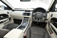 「プレステージ」グレードにはオックスフォード・レザーシートが標準装備となる。試乗車の内装色はエスプレッソ／アイボリー。
    