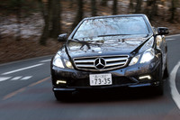 今回は「E350ブルーエフィシェンシー カブリオレ」も試乗した。Eクラスセダンより100mm強短い2760mmのホイールベースに、優雅な2ドアボディーを載せる。