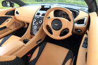 レザーをふんだんに用いたインテリアの色は豊富にそろっており、オーナーの好みを反映させることができる。試乗車の色は「サハラ」。縦に長いユニークな形状の「One-77」スタイル・ステアリングホイールが装着されている。