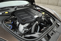 これまでの4.8リッターV8自然吸気エンジンに替えて採用された、3リッターV6ターボ。アウトプット、燃費値ともに向上している。
    