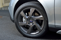 「Larenta」と名付けられた、ダークグレーの専用アルミホイール。タイヤは、ブリヂストンの「トランザT001」が組み合わされる。