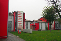 中庭。建物の外壁には象徴的なモデルのイラストレーションが。