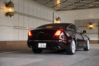 特徴的な形状のテールランプが目を引く、新型「XJ」のリアビュー。