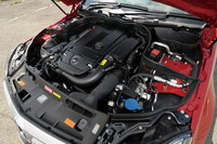 名称の異なる「C200」と「C250」の心臓は、ともに1.8リッターの直4ターボ。エンジンマネジメントを変えることで、後者は前者より出力で約10％、トルクで約15％のアドバンテージを得ている。