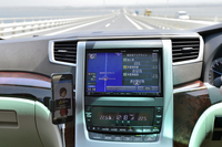 アクアラインを通って千葉方面へ向かう。車種別の専用取り付けキットを用意した「AVN-ZX03i」は「トヨタ・ヴェルファイア」にきれいにフィット。大きな画面が迫力。