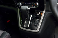 シフトレバー周辺部。パーキングブレーキは電動式となっている。