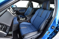 ターボモデルに限り、「プルシア」と名付けられた、写真の青いシート地が選べる。