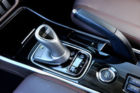 センターコンソールも新デザインに変更された。工芸品の「漆箱」をモチーフにしているという。