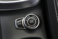 センターコンソール部の走行モード選択スイッチ。ダイヤルおよびボタンの操作で、走行特性を変えられる。メニューは、オート／スポーツ／スノー／ロックの4種類。