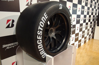 会場にはSUPER GTなどで使用されるポテンザのレーシングタイヤも展示された。
