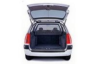 
	最大1539リッターまで拡大する「307ブレーク」のラゲッジスペース。
	 