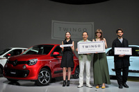 「TWINGO PARIS」と書かれたプレートを手に撮影に応じるルノー・ジャポンの大極 司社長（写真向かって右から3番目）と、発表会でモデルを務めたIVANさん（同2番目）。