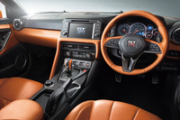 インテリアの様子。ダッシュボードは、高級なナッパレザーで仕立てられている。