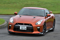 スプリングやショックアブソーバー、スタビライザーの設定を変更し、従来型より接地性がよく、しなやかで正確に動くサスペンションを実現した。