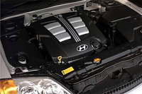 2.7リッターV6DOHC“デルタ”エンジン。シリンダーブロックはオールアルミ製で、軽量化と高剛性の両立を謳う。リアスポイラーも標準装備。LEDのハイマウントストップランプ付きだ。
	 