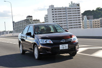 新型には「ヴィッツ」など一回り小さいモデルに使用される「Bプラットフォーム」が採用される。機敏な走りが持ち味のプラットフォームだが、「カローラ」らしいゆったり感を目指して開発したという。