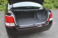 トランクの容量は従来より12リッター広い471リッターへ。最大幅は1570mmで最大高は565mm。ゴルフバッグを4個収納できるという。