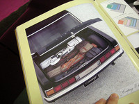 カタログも確保していた。「日本ではゴルフバッグの収容力が問われるのです」と筆者。