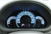 水色の文字盤を採用した専用メーターには、新たにLED照明でアクセル開度を知らせる「エコドライブアシスト照明」を採用。燃費の良い運転状態では、照明の色がグリーンに変化する。
    