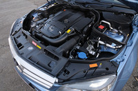 従来の2.5リッターV6と同等の出力を発生する1.8リッターターボユニット。C250 CGIでは、トルクが26％向上し、燃費は20％低減した。