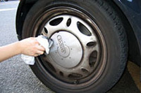 ブレーキダストで変色したフロントホイールに「プレクサス」をひと吹き。しつこい汚れは、タオルで撫でるだけで簡単に落ちた。