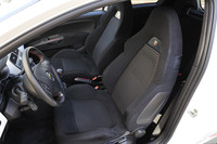 サイドサポートの効いたスポーツシート。背もたれには伝統のサソリマークが添えられる。