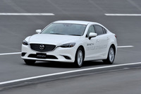 GVC搭載の「アテンザセダン」でテストコースの外周路を行く。